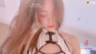  性感旗袍的按摩小姐姐在客人面前自慰后主动向前跟客人抽插做爱！ 