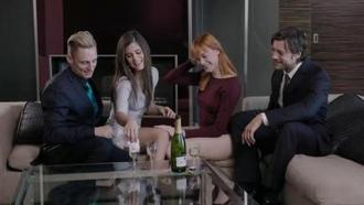  骚闺蜜双飞两猛男，双穴齐开高潮迭起 