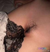  姐姐睡觉的时候扣她逼扣醒了强操姐姐的时候给她搞哭了