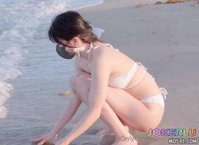  海边更衣室-玩偶姐姐